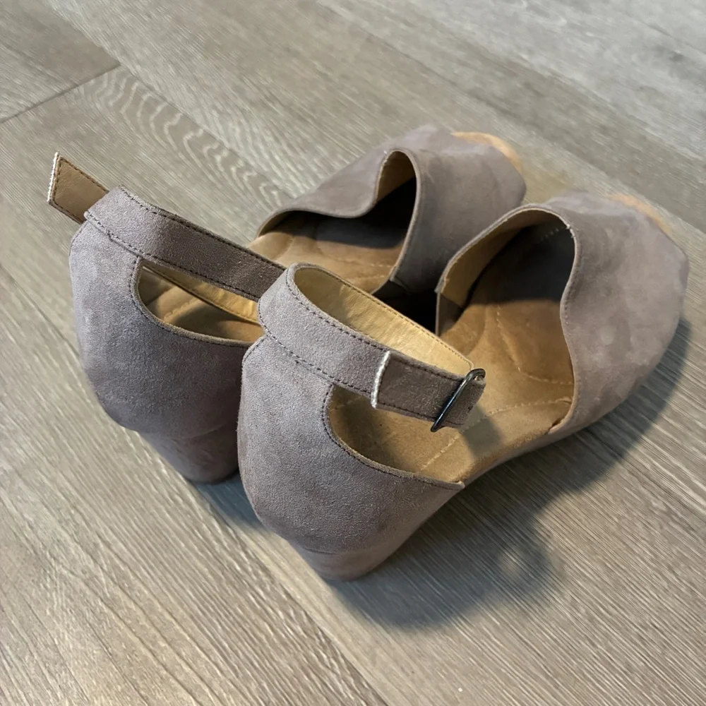 N/A beige gray